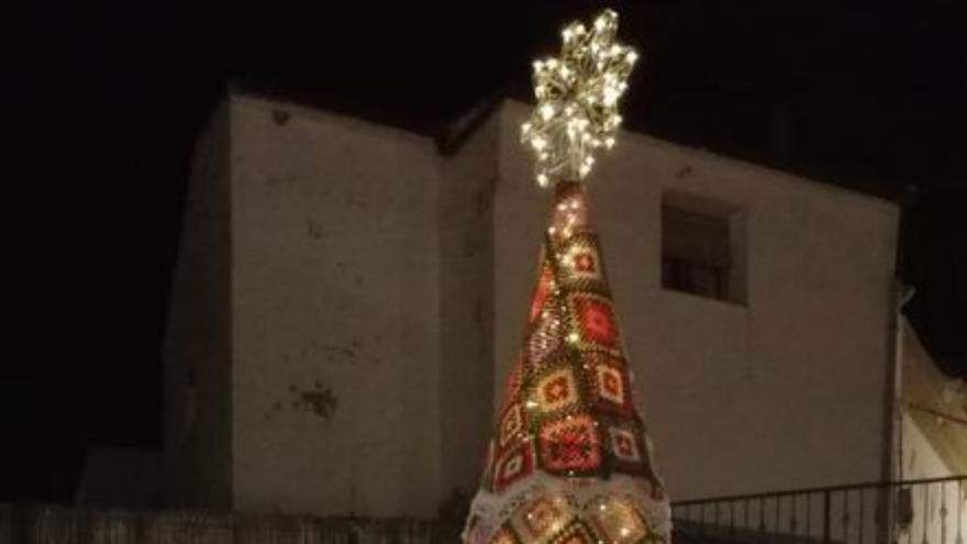 Moneva colocó su Árbol de Navidad.