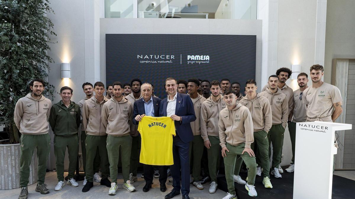 El presidente del Villarreal Fernando Roig, el entrenador Marcelino García Toral y la plantilla, en la fábrica de Natucer.