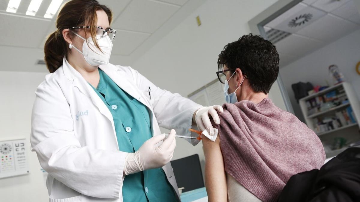 Enfermera poniendo la vacuna contra el COVID