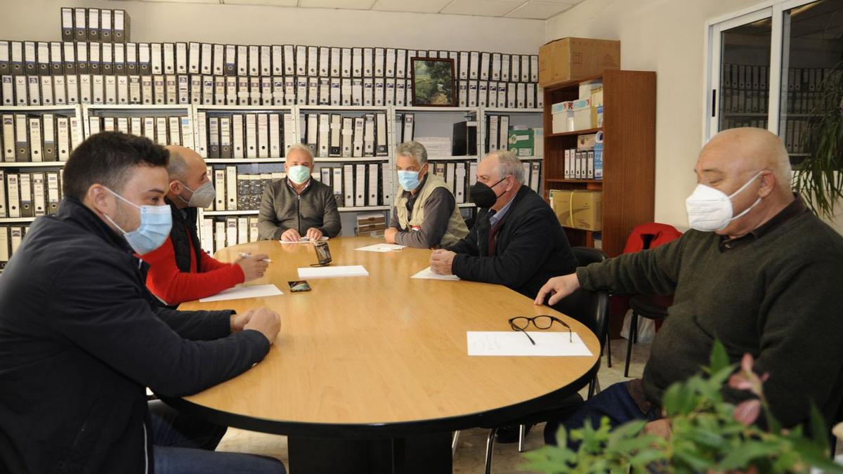 Manuel Fernández y Manuel Taboada, con miembros de O Rodo, Campodeza y Valle del Deza. |   // BERNABÉ/J.L.