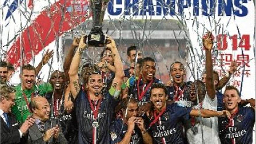 El pretès Marquinhos, el tercer per la dreta, celebra la victòria del PSG a la Supercopa de França