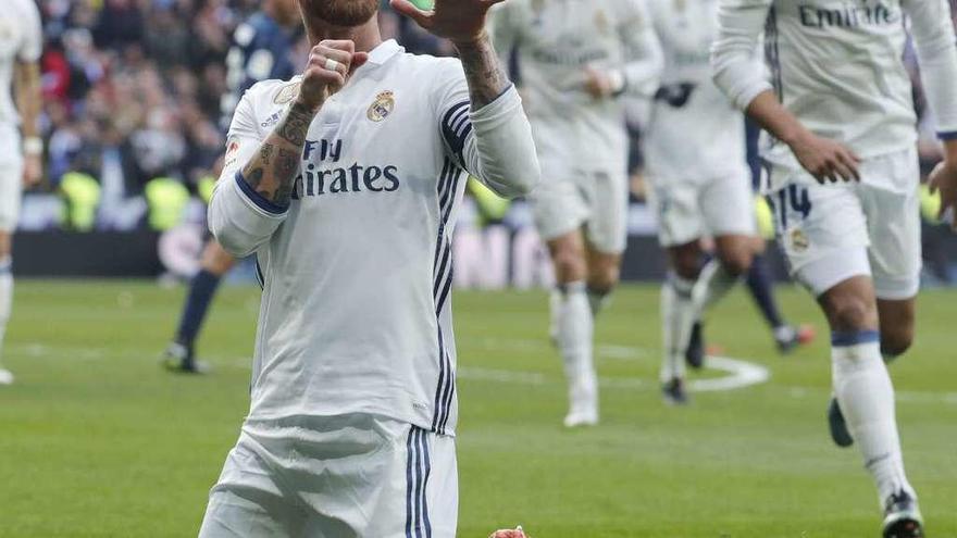 Ramos festeja el primero de los goles marcados ayer. // Efe