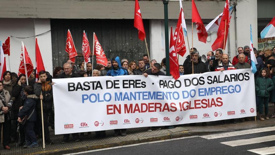 Trabajadores de Maderas Iglesias en una protesta en Santiago // X. Álvarez