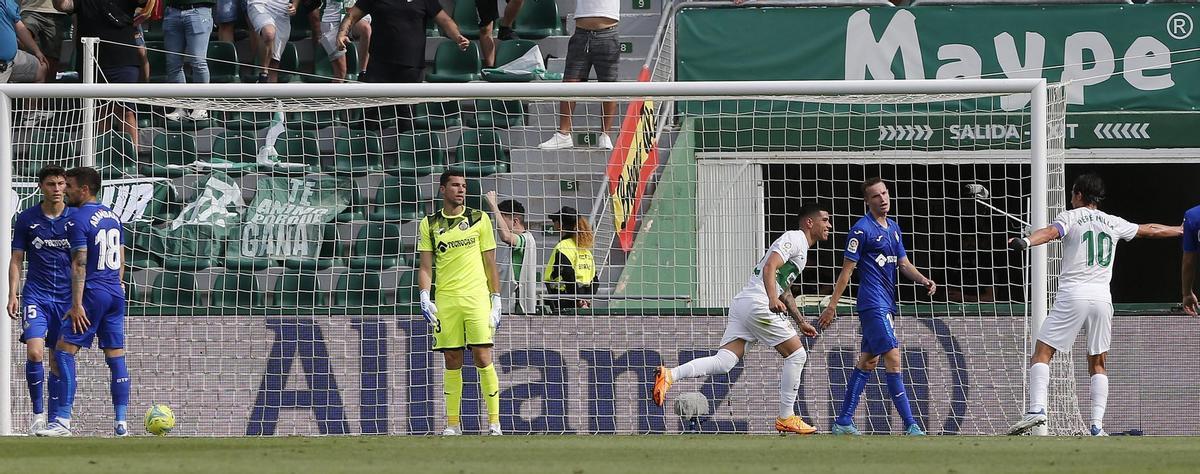 ELCHE, 22/05/2022.- El delantero uruguayo del Elche Lucas Olaza (3d) celebra el gol del 1-1 ante el Getafe durante el partido de Liga que el Elche y Getafe disputan este domingo en el estadio Martínez Valero de Elche. EFE / Manuel Lorenzo