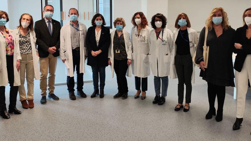 En la unidad de diálisis del HUCA, ayer. De izquierda a derecha, Mayte García Miranda, coordinadora de enfermería de Nefrología; Carmen Fernández Merayo, supervisora de hemodiálisis; Pablo Fernández Muñiz, consejero de Salud; Manuel Gorostidi, director de la unidad de gestión de Nefrología; Conchita Saavedra, gerente del Sespa; Carmen Díaz Corte, directora de la unidad entre 2012 y 2022; Minerva Rodríguez, jefa de la sección de Insuficiencia Renal y Diálisis; Lucía Álvarez Santamarta, médica de la citada sección; Beatriz López Ponga, directora del HUCA; Alejandra Fueyo, directora de Atención y Evaluación Sanitaria del Sespa, y Pía Giménez, subdirectora de Organización de Servicios Sanitarios del Sespa. | LNE