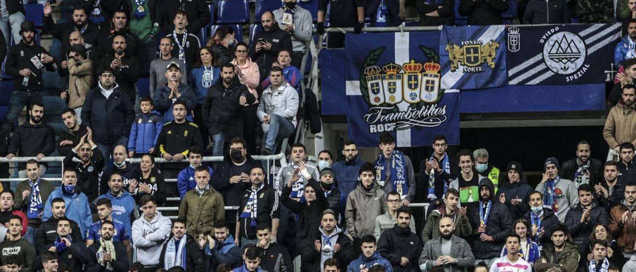 La afición del Oviedo, en el Fondo Norte del estadio. | Irma Collín