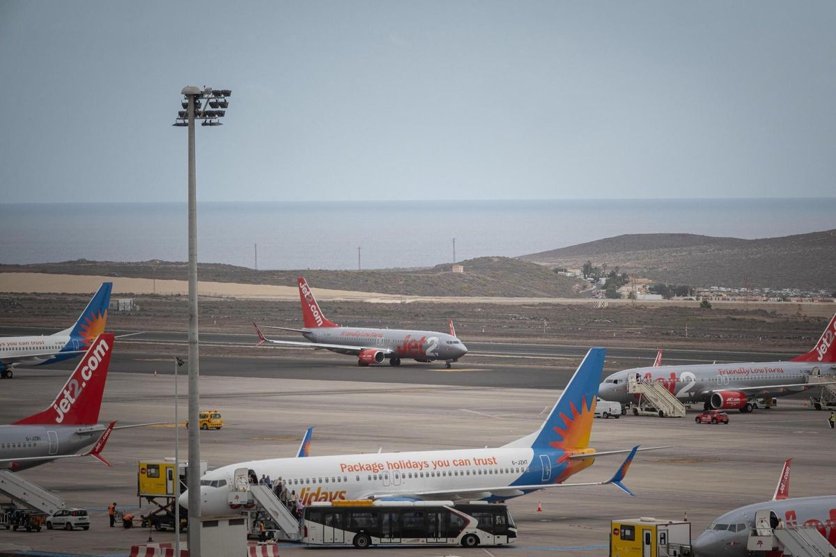 Varios aviones en el aeropuerto Tenerife Sur.