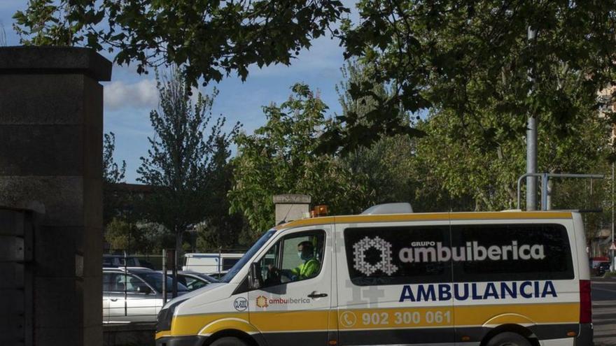 Una ambulancia, en el hospital Virgen de la Concha.