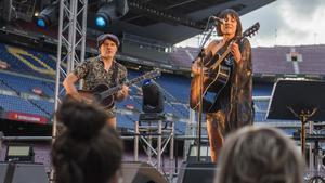 Eva Amaral y Juan Aguirre, durante el concierto del lunes en el Camp Nou. 