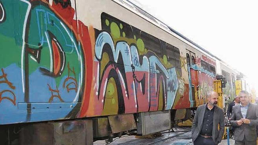 SFM ha gastado este año casi 60.000 euros en limpiar grafitis en los trenes