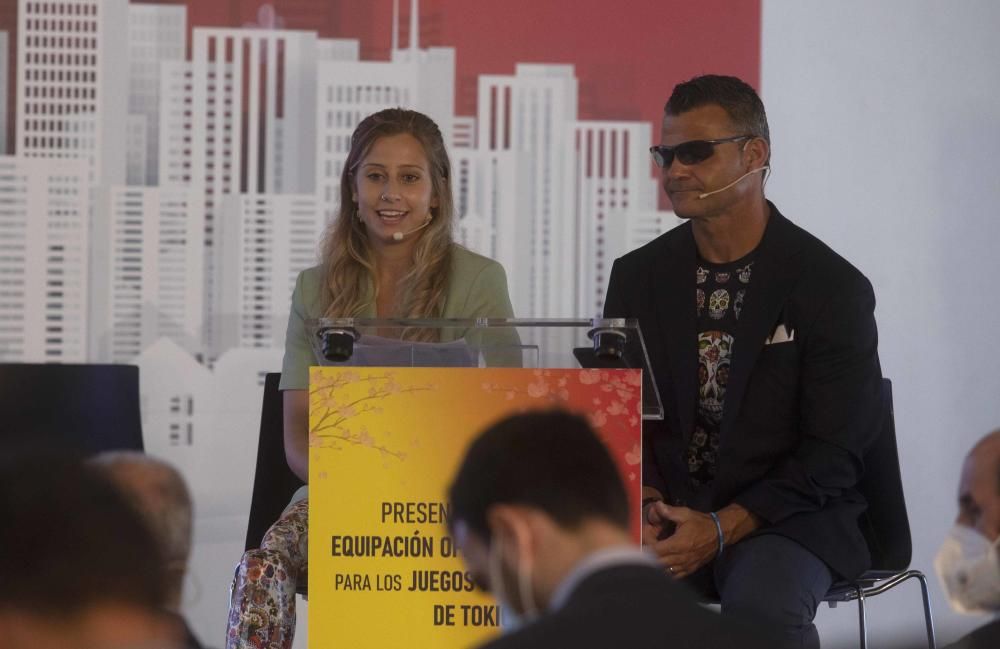 Antonio Orozco canta en la presentación de la vestimenta del Equipo Paralímpico Español en La Marina de Valencia