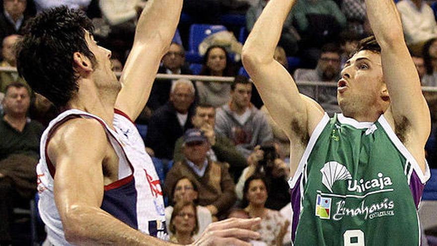 Toolson trata de lanzar a canasta en el Unicaja-Obradoiro.