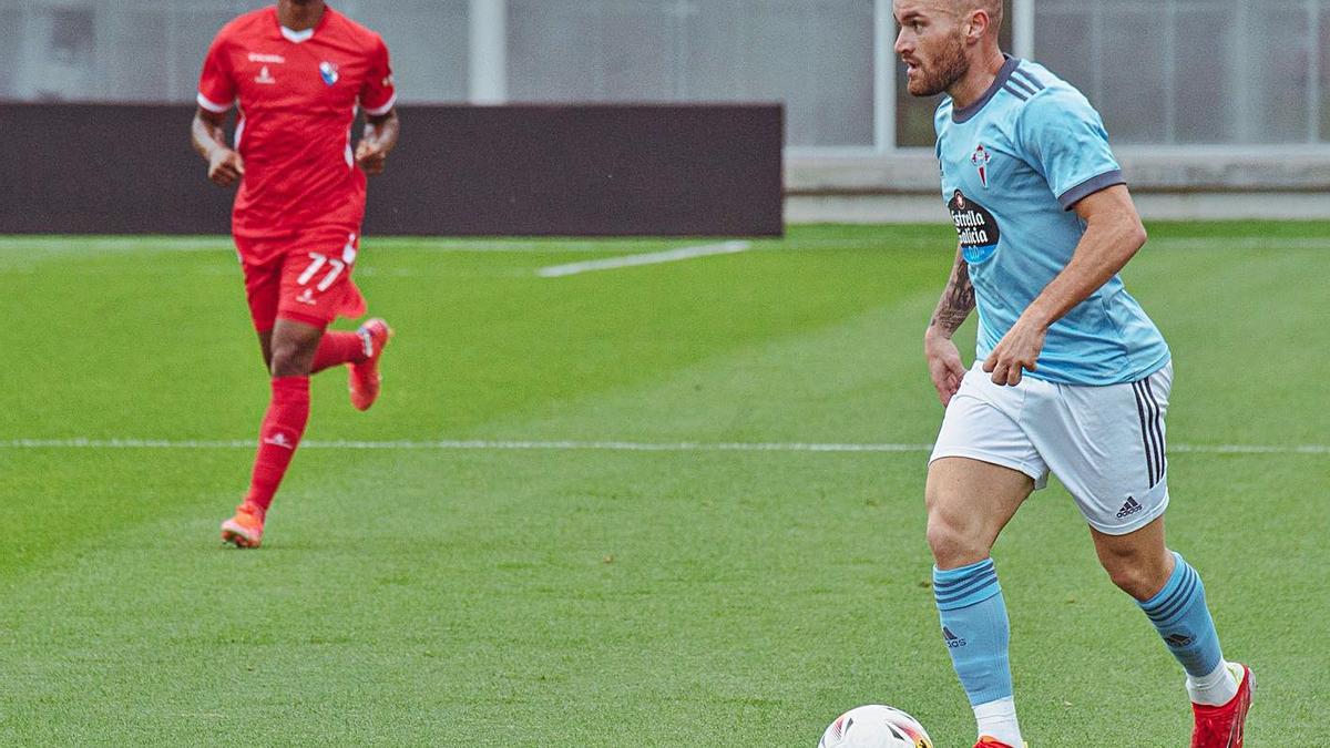 Javi Galán, ayer, en su debut oficioso con el Celta. |  // R.C.CELTA