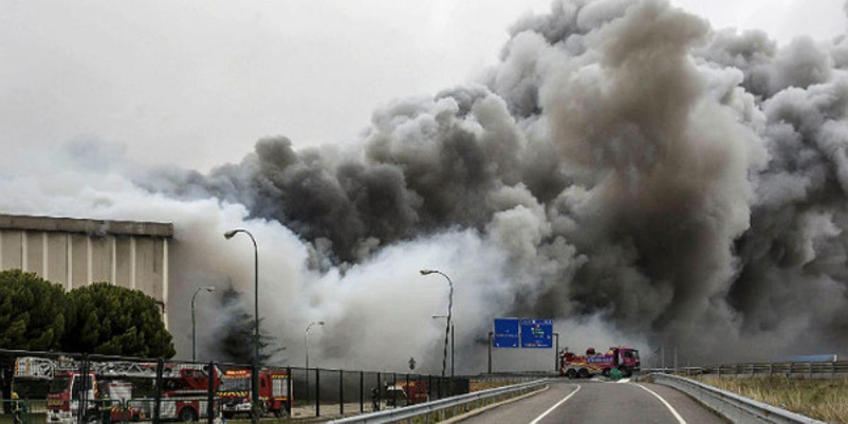 Vista de l’incendi que ha causat danys molt greus a la planta principal de l’empresa càrnia Campofrío a Burgos.