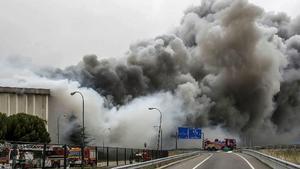 Vista de l’incendi que ha causat danys molt greus a la planta principal de l’empresa càrnia Campofrío a Burgos.