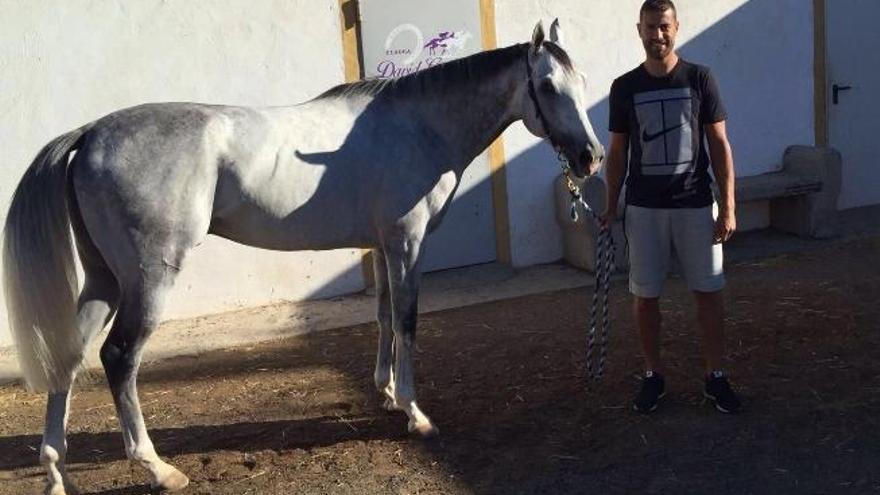 David García, junto a su caballo Emperors Song.