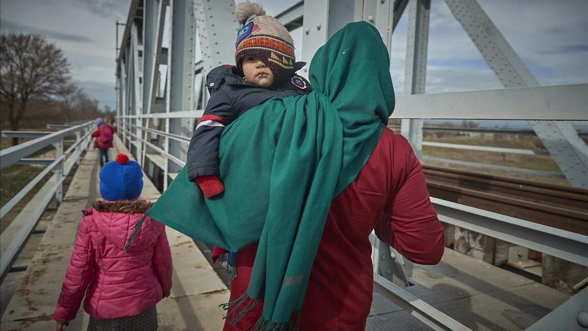 Una familia de migrante afganos se dirige a la frontera turca con Grecia.