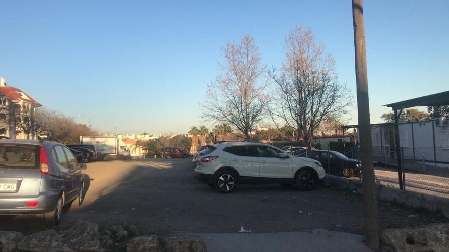 Varios vehículos están estacionados en la parcela que albergará el futuro equipamiento sanitario.