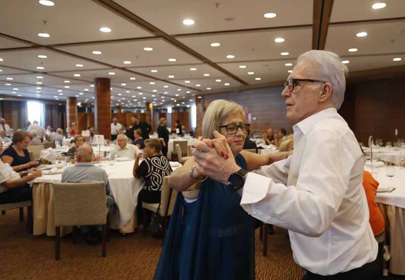 El Ayuntamiento de València organiza una fiesta de parejas que celebran sus bodas de oro