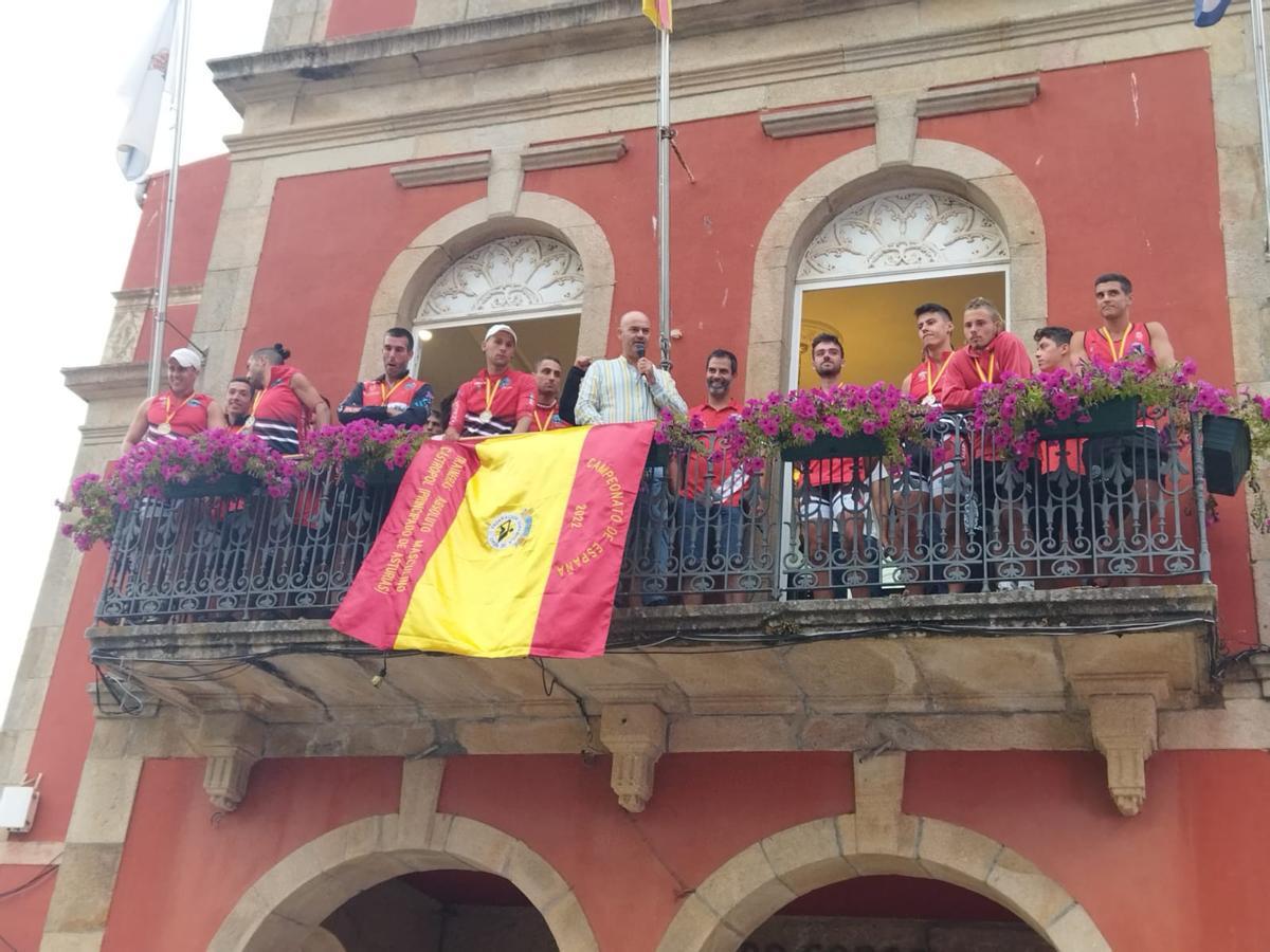 Recepción del alcalde de Bueu a los remeros del Clube do Mar en el Concello.