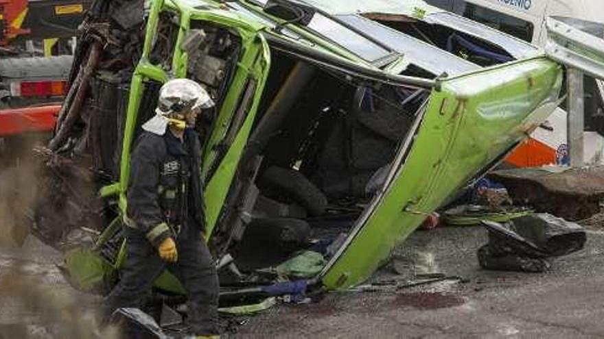 Un muerto y 17 heridos al volcar un bus en Canarias