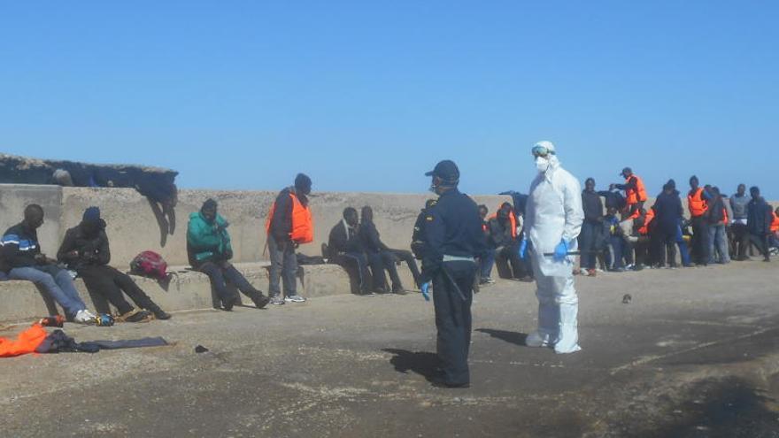 Varios inmigrantes en la isla de Alborán