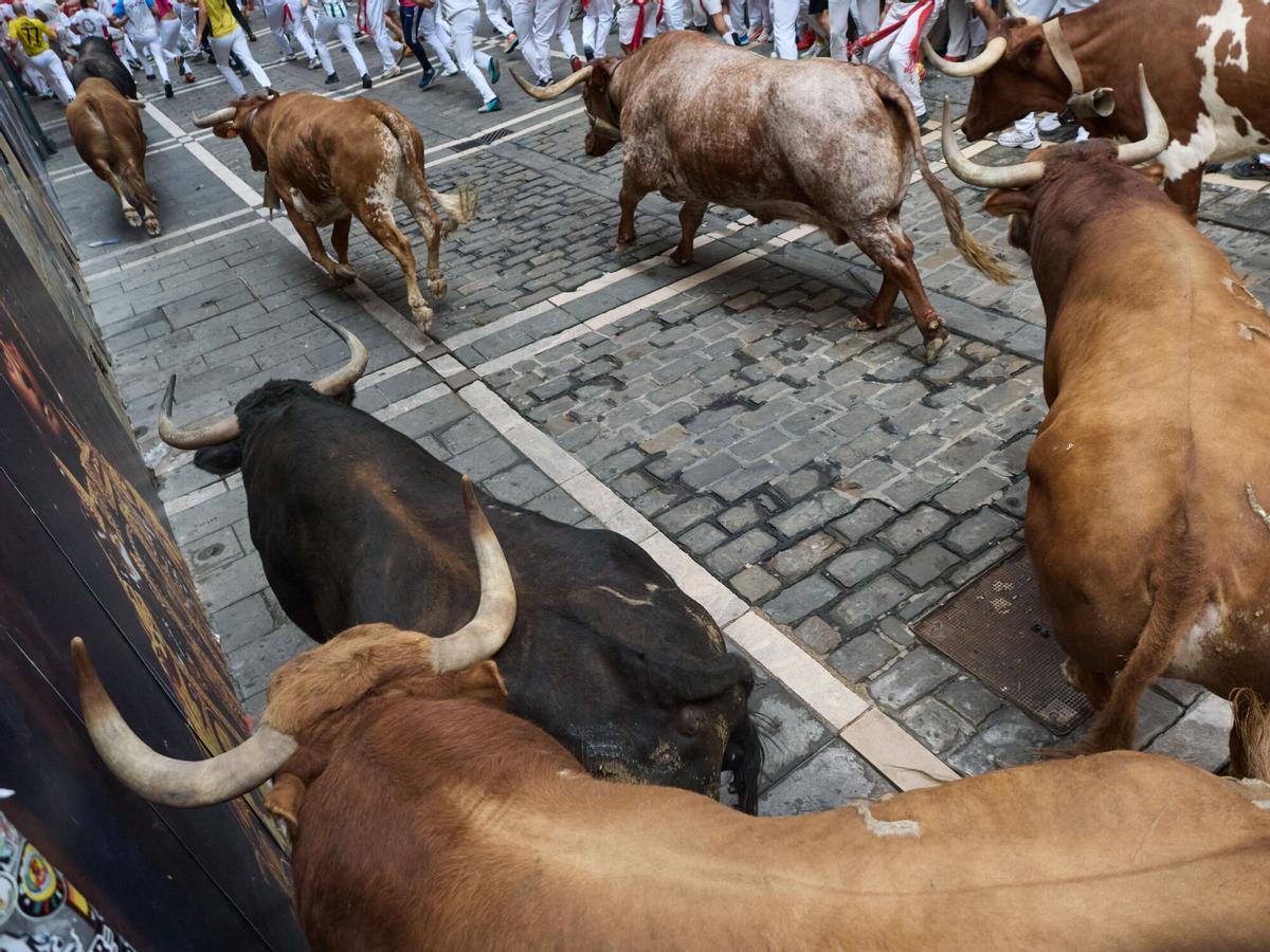 Veloz encierro de Álvaro Núñez con los toros liderando la carrera.