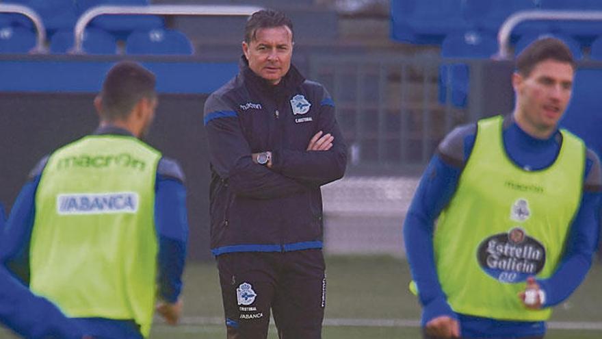 Cristóbal Parralo, durante el entrenamiento que dirigió ayer por la mañana en Riazor.