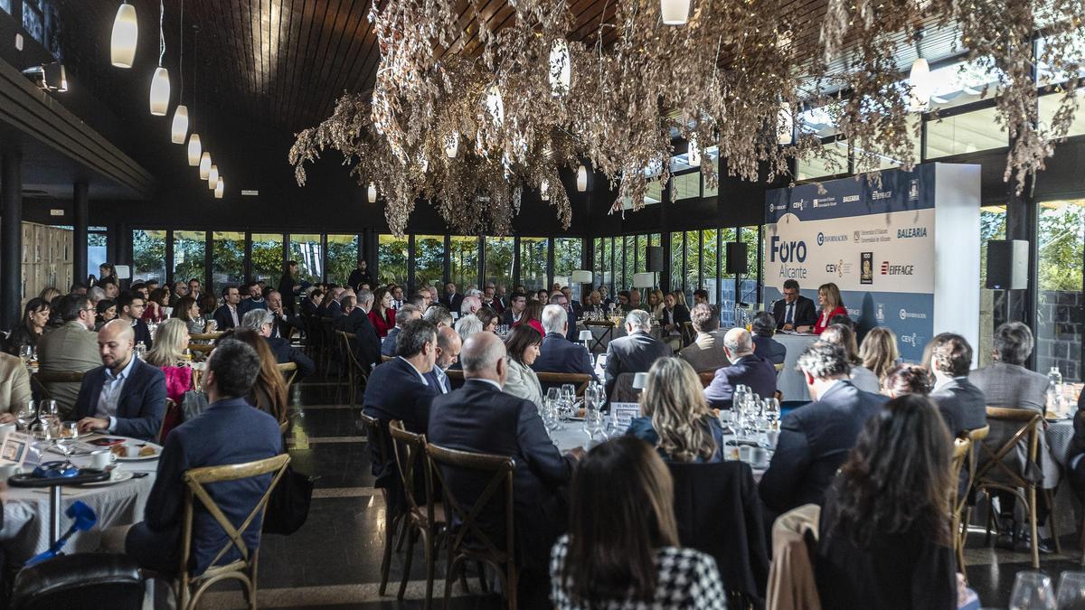 El evento con Nuria Montes se celebró en el restaurante Maestral de Alicante, con su salón principal repleto de un público formado por profesionales de distintos sectores de la provincia.