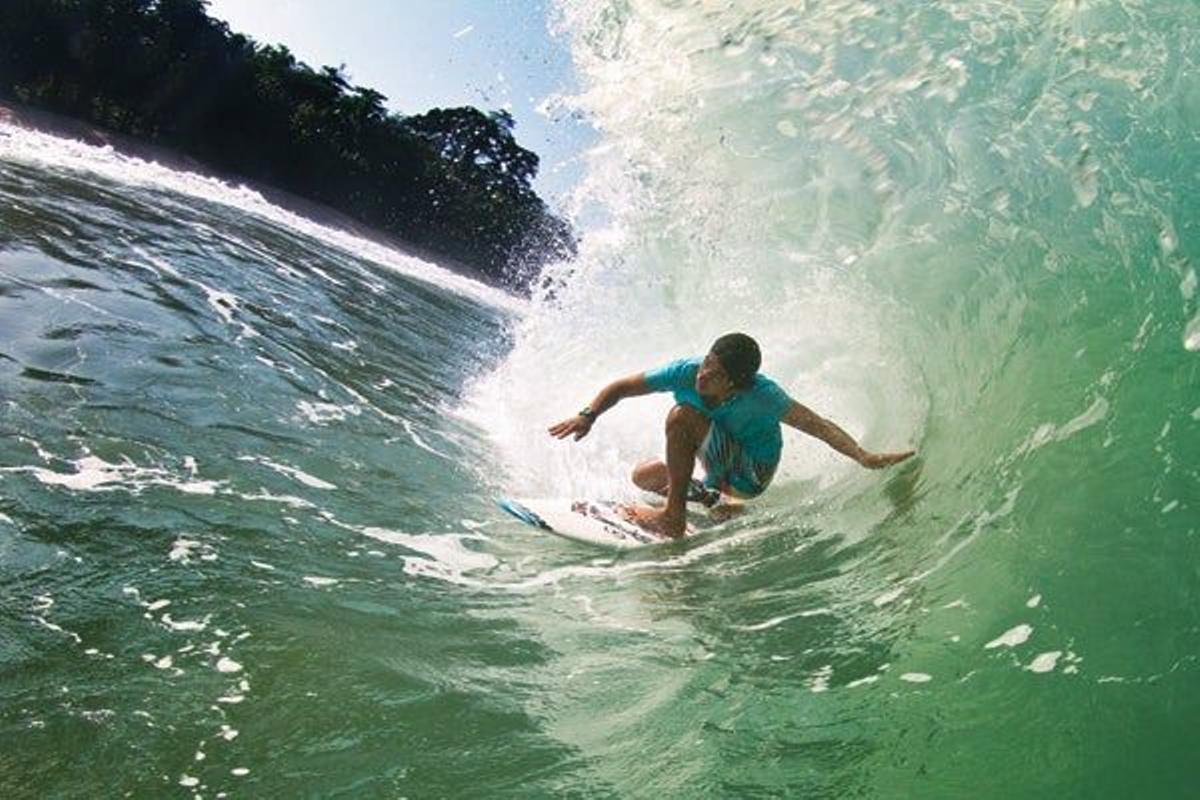 Chico haciendo surf en las playas de Panamá