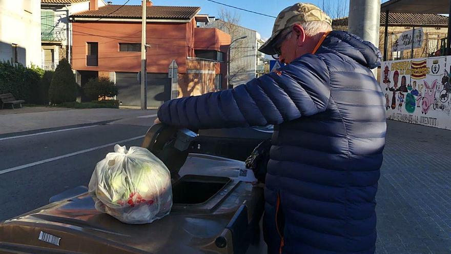 Un usuari dels contenidors amb control d&#039;accés llençant les deixalles