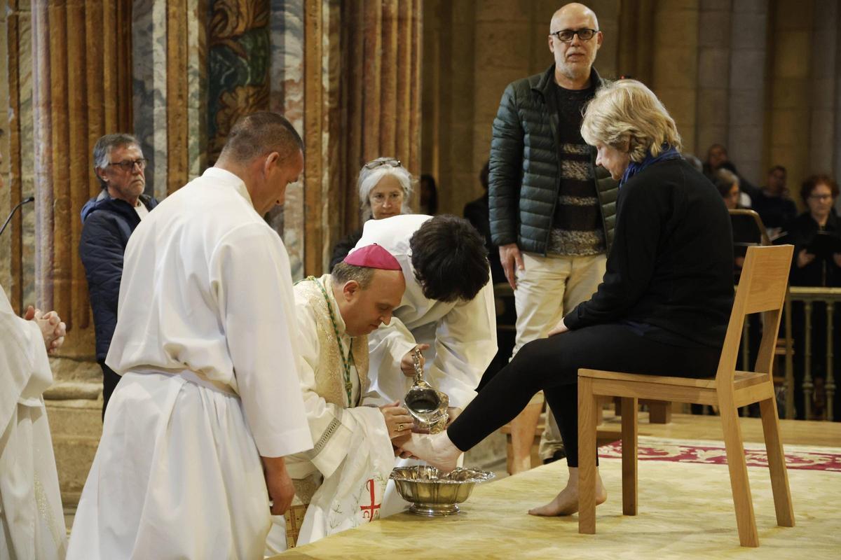 El lavatorio de los pies centra el Jueves Santo y da paso al día con más procesiones de la Semana Santa compostelana