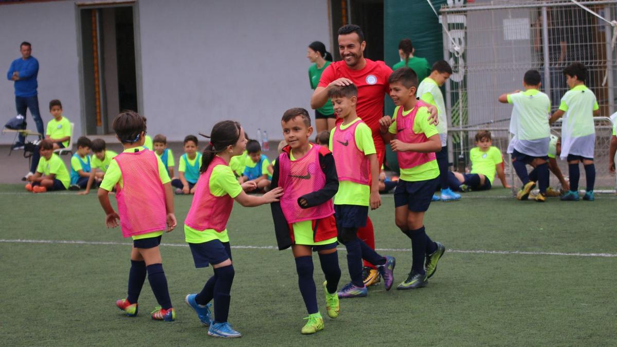 Pedro Rodríguez disfruta junto a los niños y niñas con el fútbol como motivo durante el verano. | | E.D.
