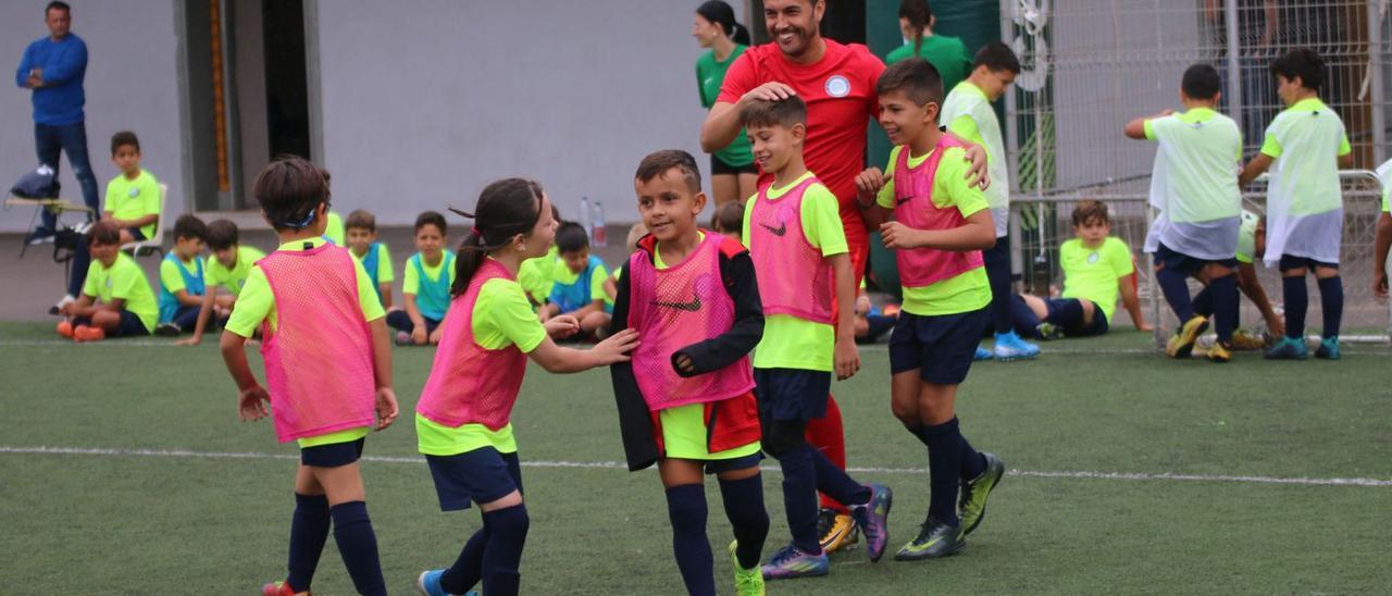 Pedro Rodríguez disfruta junto a los niños y niñas con el fútbol como motivo durante el verano. | | E.D.