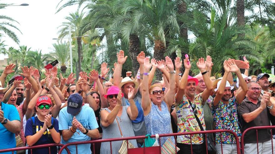 La gente disfrutando del terremoto final de la mascletà de los Zarzoso