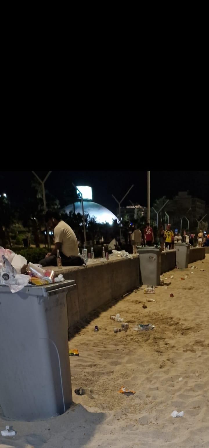 FOTOS | Otro fin de semana de suciedad y botellones en Playa de Palma