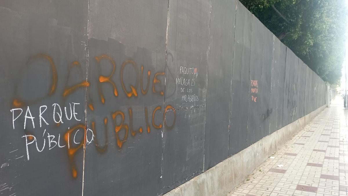 Parque del Oeste, muro durante cinco meses por el Festival de las Linternas. Grafitis y carteles de protesta de los vecinos