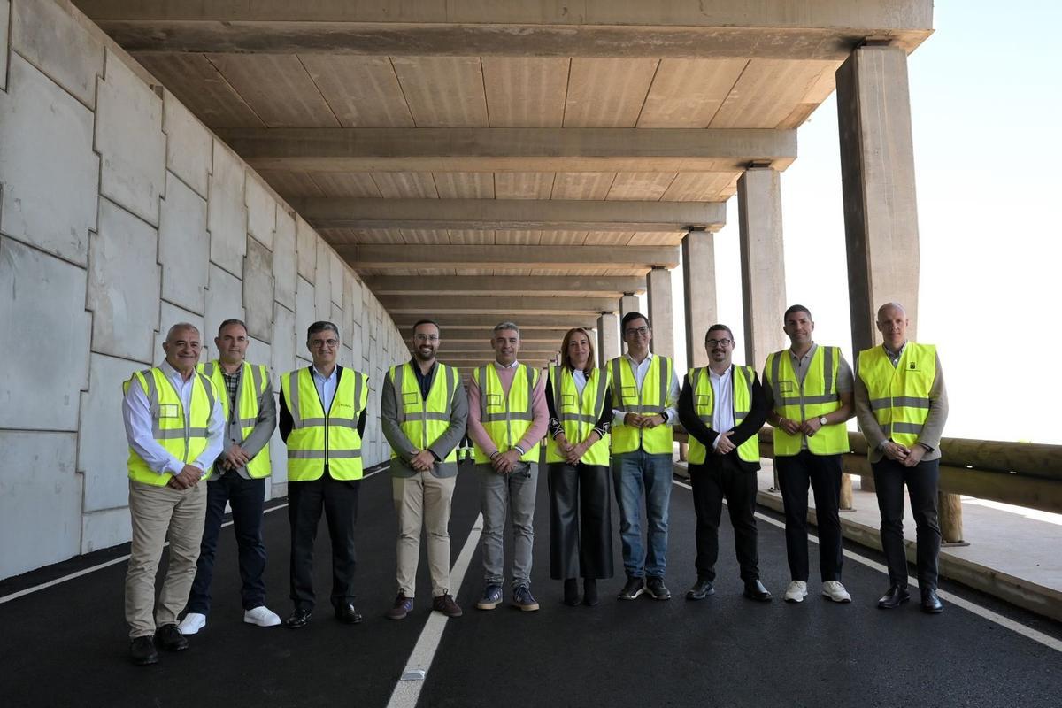 Foto de familia tomada en el interior del falso túnel de Pie de Bascos en la que aparecen las autoridades políticas que participaron en la visita.