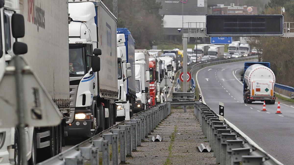 Efectivos de la Policía Nacional controlan la entrada de turismos procedentes de Portugal a Tui. |   // FOTOS: ALBA VILLAR