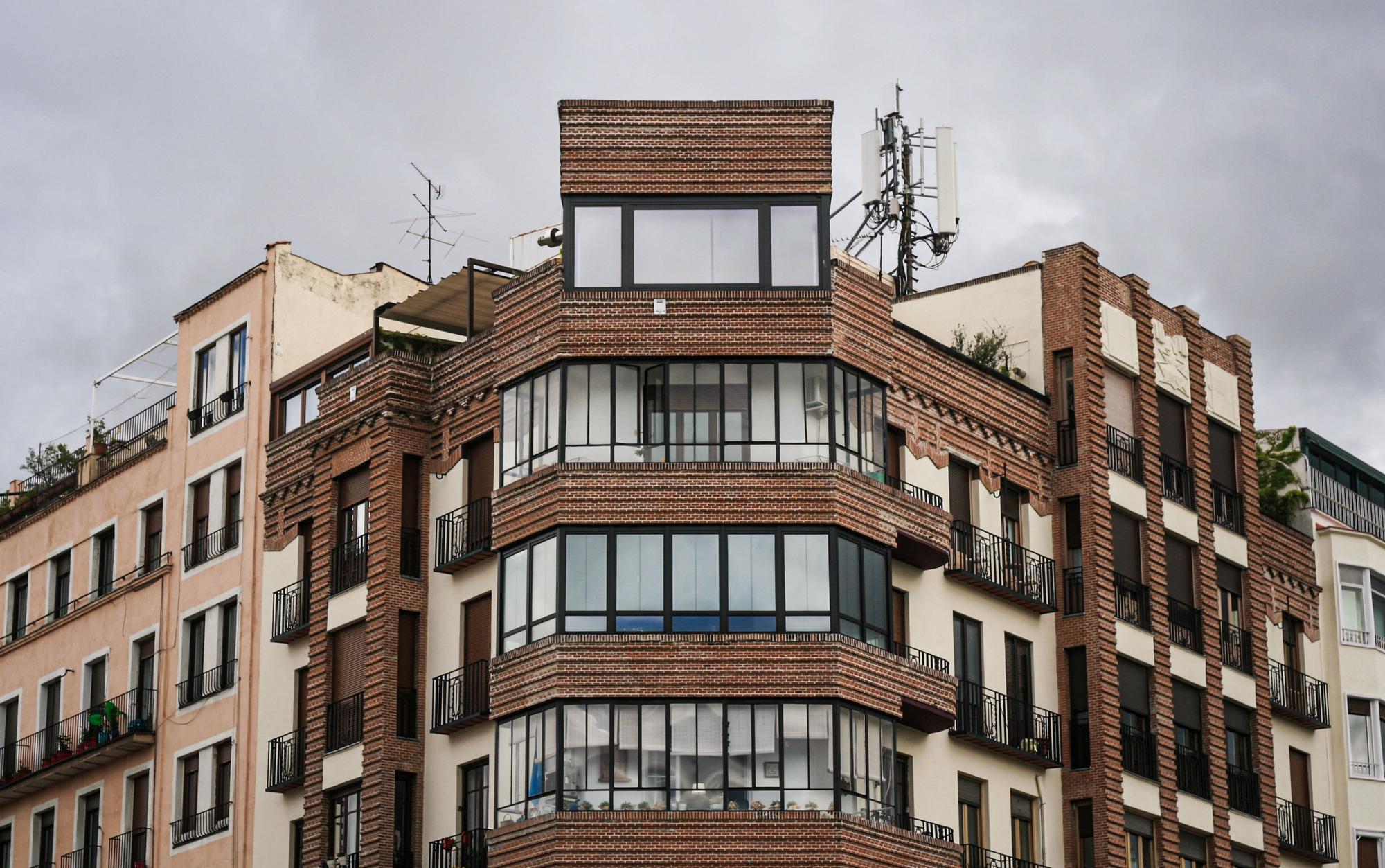 Edificio en la esquina de Sáinz de Baranda con Menéndez Pelayo