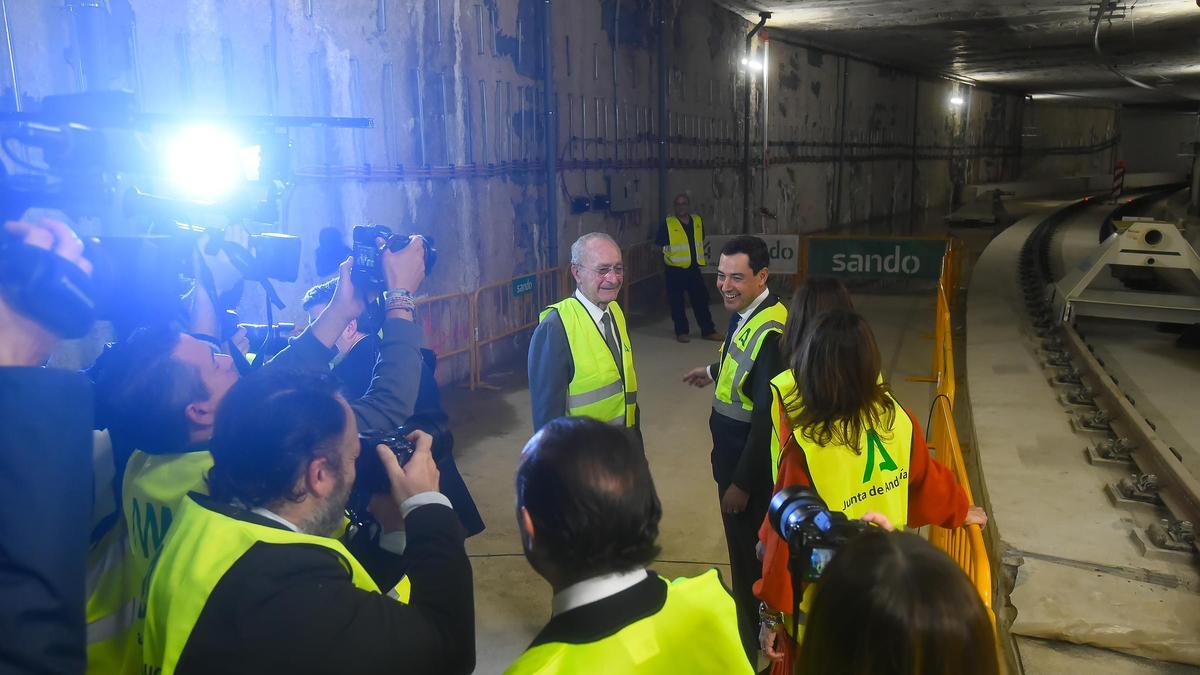 Visita de Juanma Moreno y Francisco de la Torre al metro en la estación Guadalmedina.
