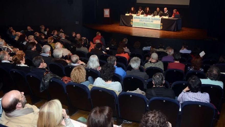 El público llenó el Teatro Principal para asistir a la conferencia de clausura del congreso, que pronunció Farruco Sesto.  // Rafa Vázquez