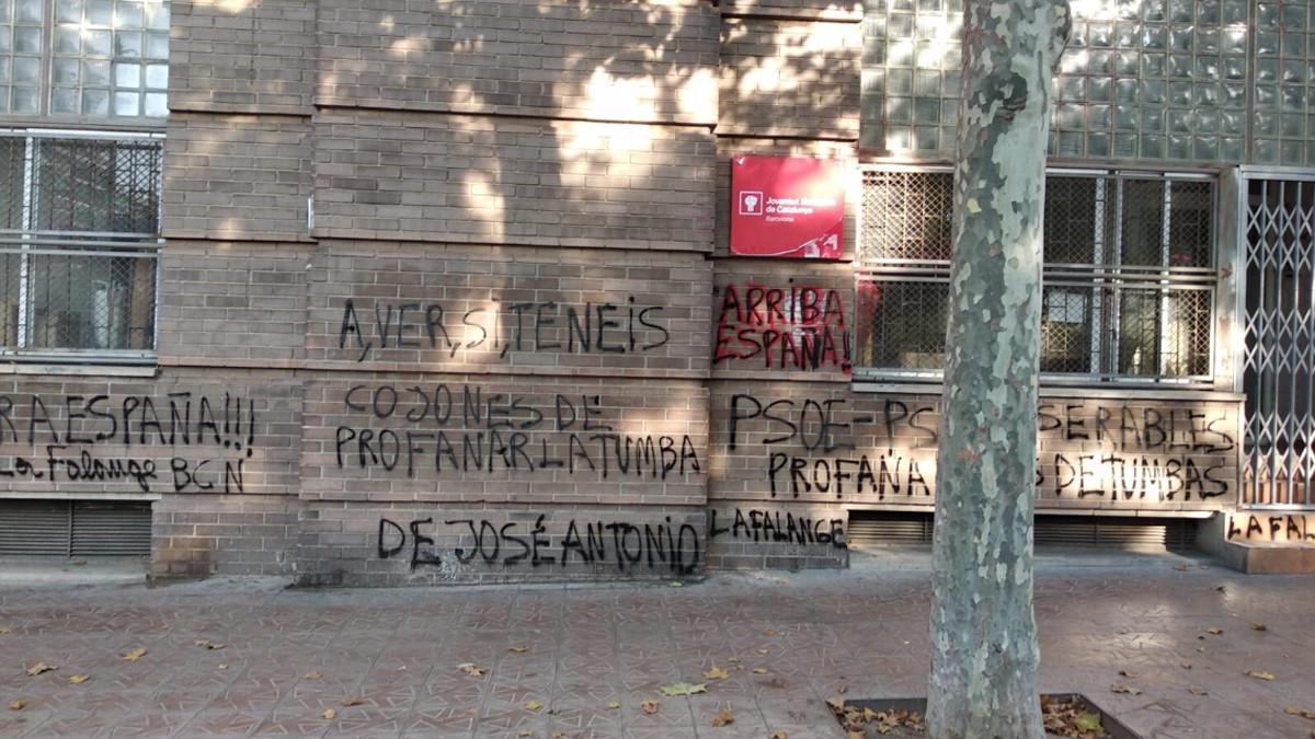 Pintadas en la fachada de la sede del PSC en Sant Martí