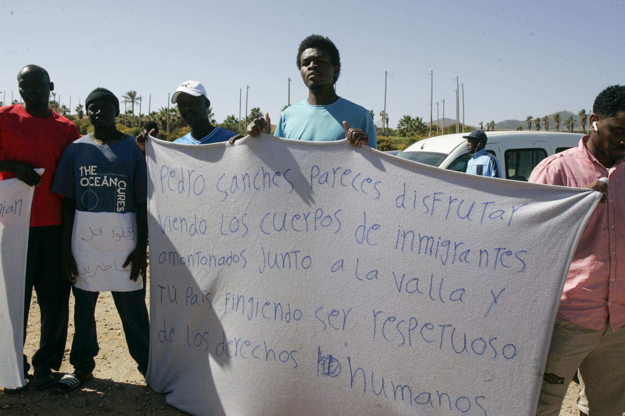 Inmigrantes del CETI de Melilla se concentran para pedir una investigación