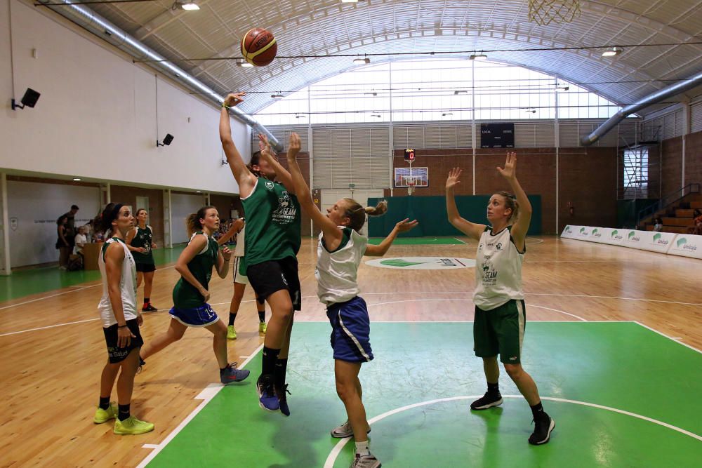 La V edición de la Liga Femenina GEAM arrancó en el Pabellón de Los Guindos de la capital con gran entusiasmo y se prolongará hasta el viernes con más de 200 jugadoras repartidas en 16 equipos