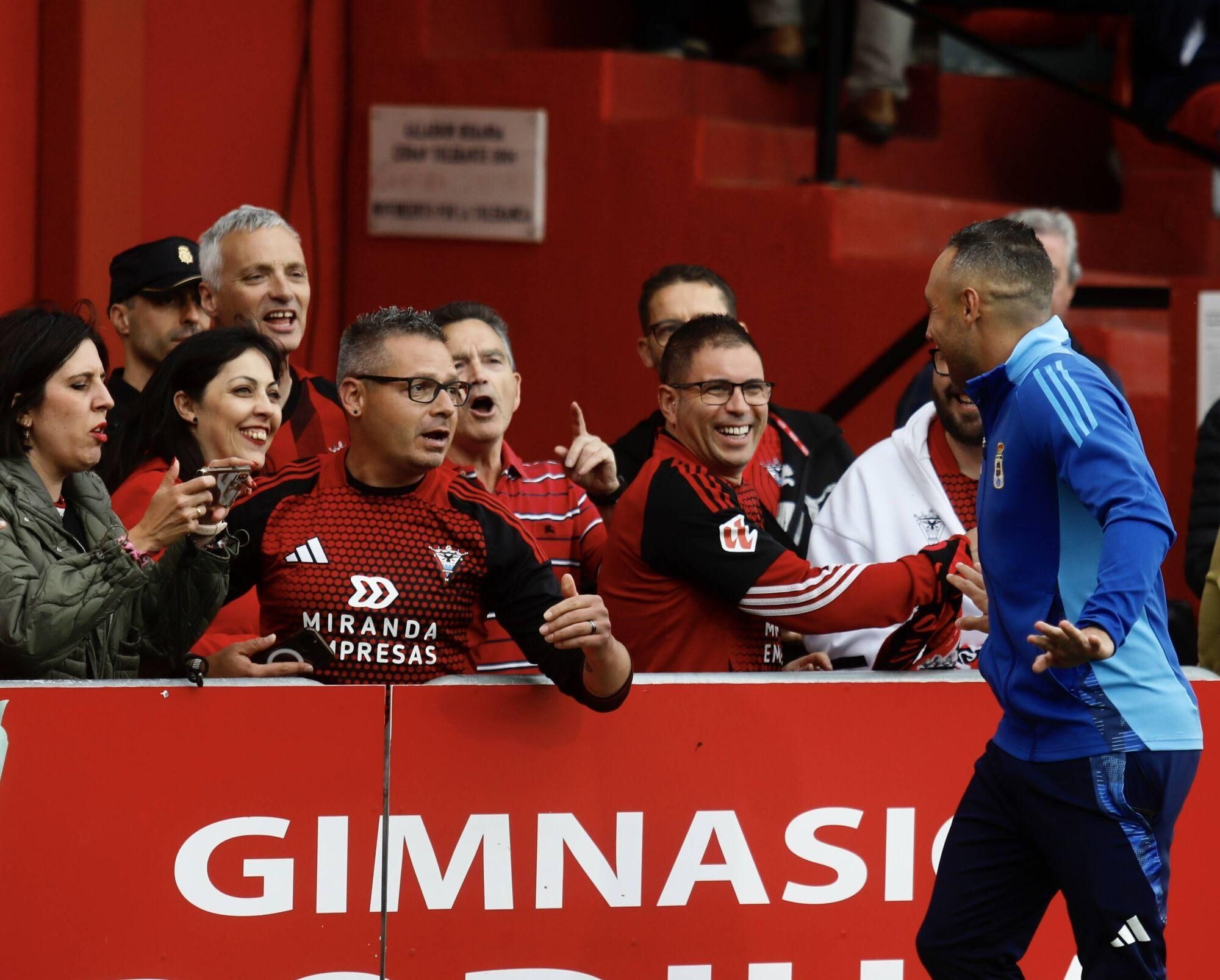 EN IMÁGENES: Ambientazo en el primer partido de la final por el ascenso a Primero entre Mirandés y Real Oviedo