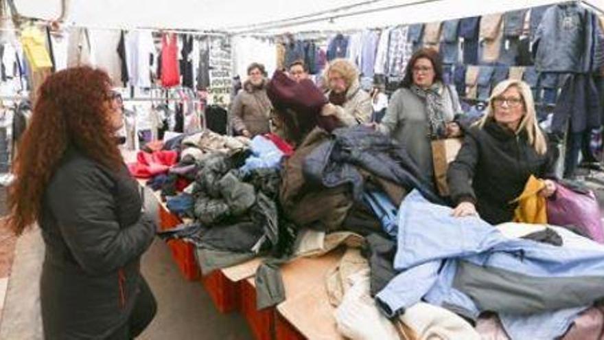 Vila-real recupera su mercado de la ropa con 106 paradas