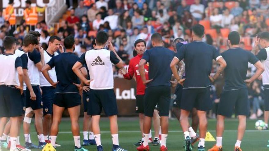 Marcelino charla con los jugadores, ayer, en Mestalla durante el entrenamiento a puerta abierta.