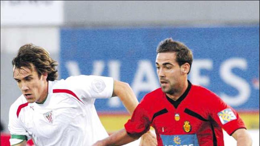 Fernando Navarro controla el balón.