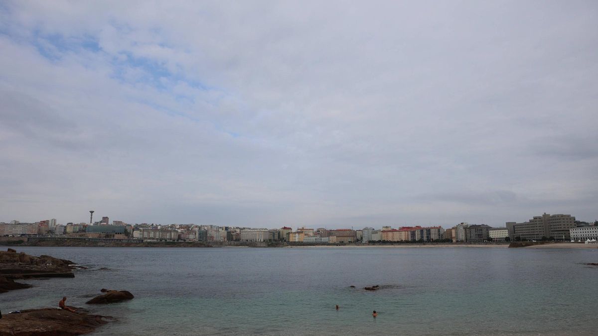 Cielos nublados en la playa de Riazor